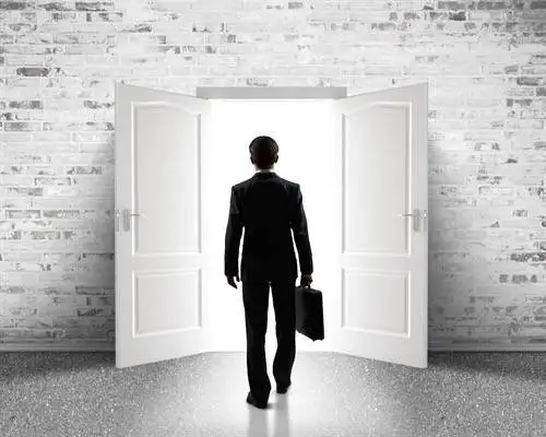 Foto van een man die een ruimte verlaat om de betekenins van afscheid te benadrukken